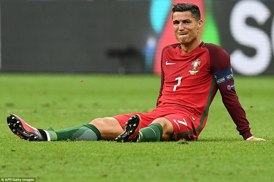 Phút thứ 25, đội trưởng đội tuyển Bồ Đào Nha phải rời sân vì chấn thương.